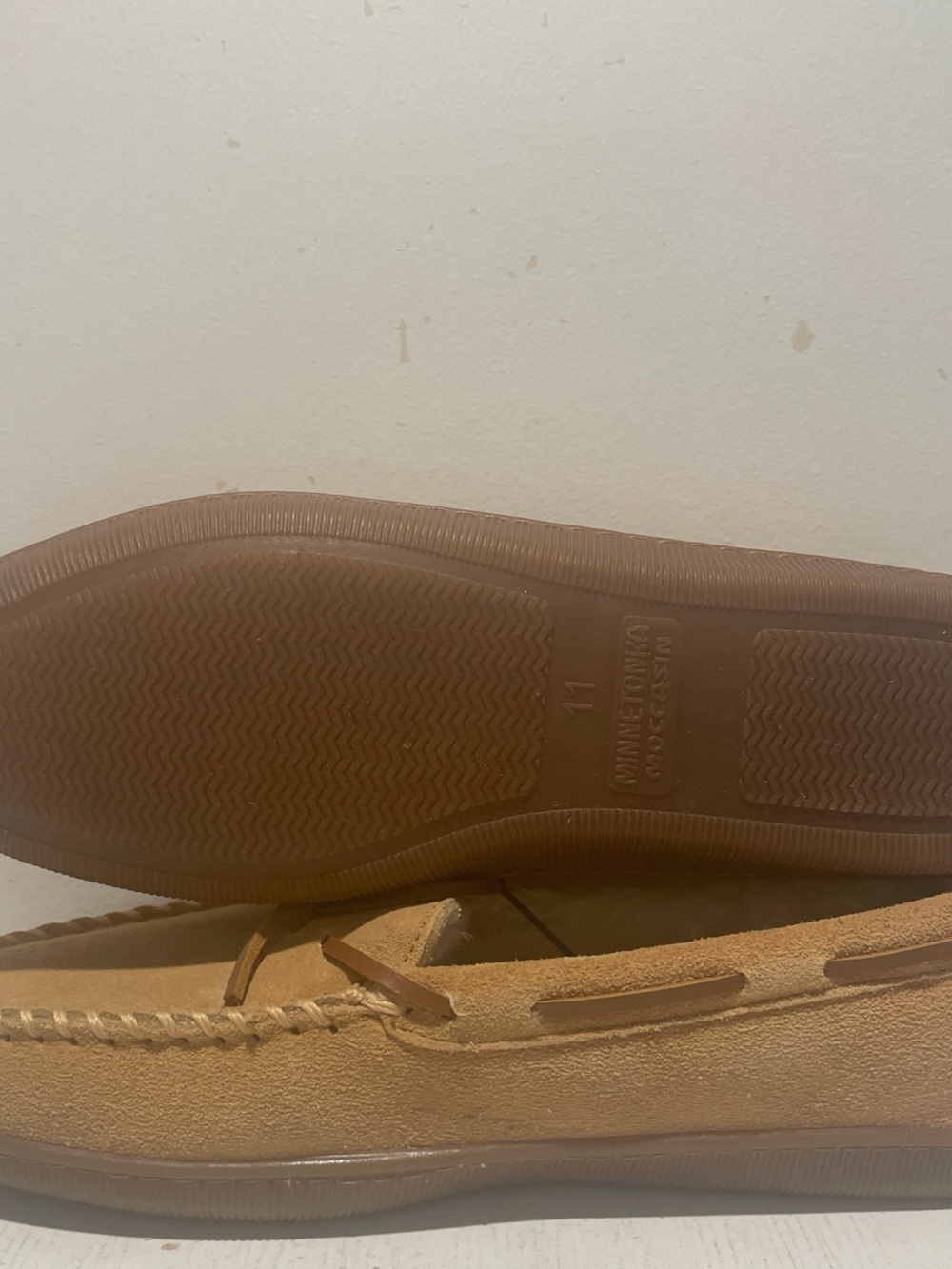 NWOT Minnetonka Women’s 11 Tan Suede Moccasin Slipper - Picture 7 of 10